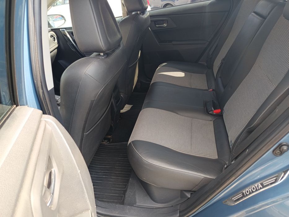 Vând Toyota Auris Hybrid an fab 2016 primă înmatriculare în 2017  109 000 km unic proprietar