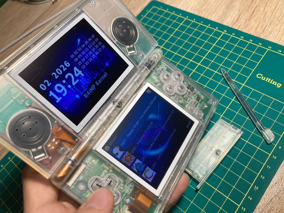 Nintendo DS Lite (нинтендо ДС Лайт) + R4 карта с игри