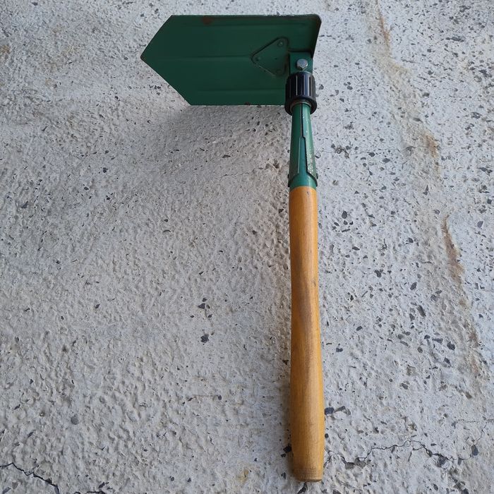 Продавам сгъваема лопатка