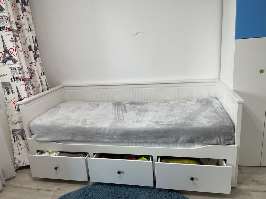IKEA HEMNES – Divan alb cu 3 sertare + 2 saltele | Stare foarte bună