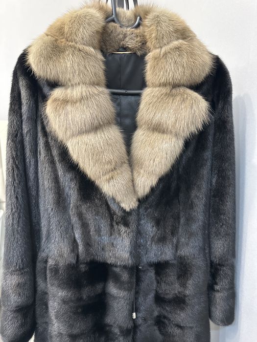 Продам шубу. В отличном состоянии. Подойдет на 42-44 размер.