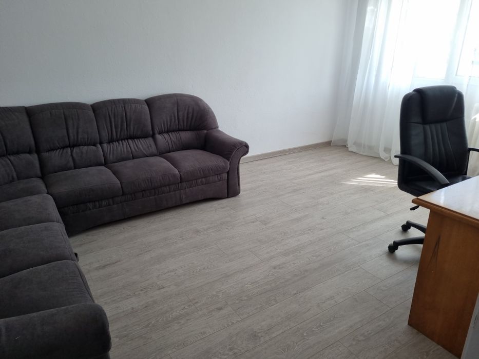 Închiriez apt 3 camere zona Podgoria etaj 1