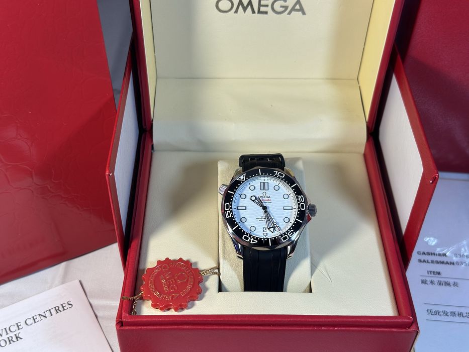 Omega Seamaster Diver 300M White Dial Rubber Strap 42 mm