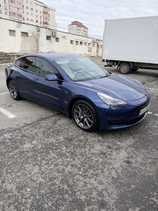 TESLA Model 3 2023 — imagine 4