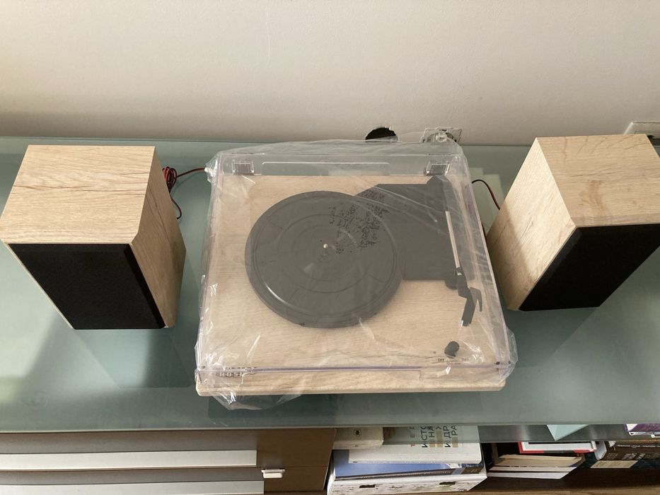 Нов грамофон Crosley Brio с колонки