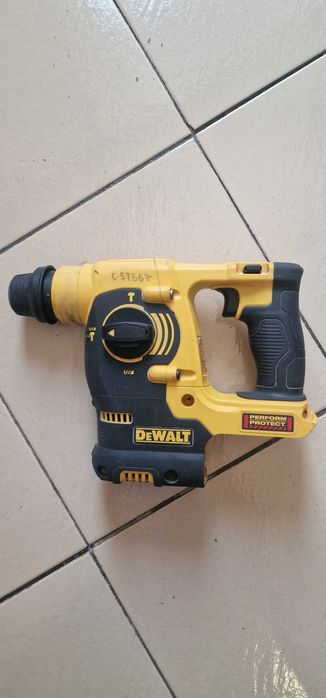 Продавам перфоратор DeWALT253