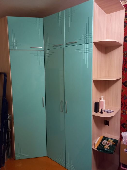 Срочно  угловой шкаф продам.