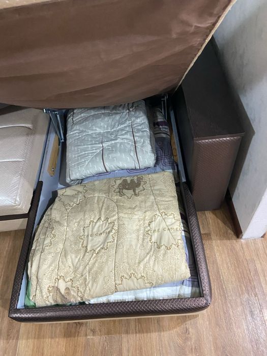 Продам диван угловой.