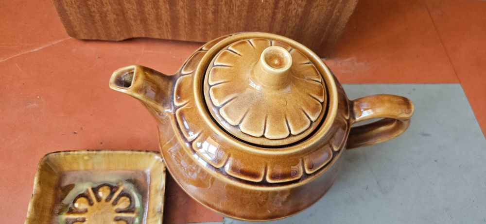 Ретро 70-те Кафяв чайник 1.5л + 2 чинийки за десерт