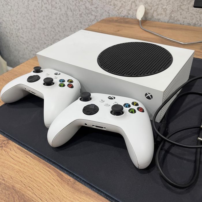 Xbox series s + 2 геймпада