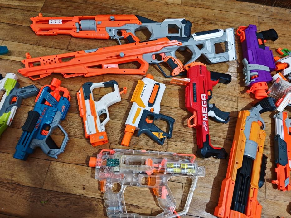 Pistoale jucărie NERF și gloanțe burete