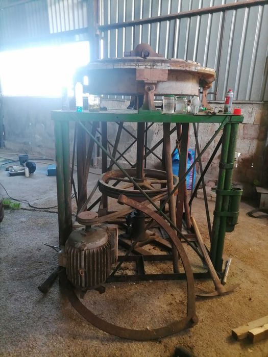 Продавам каменна мелница