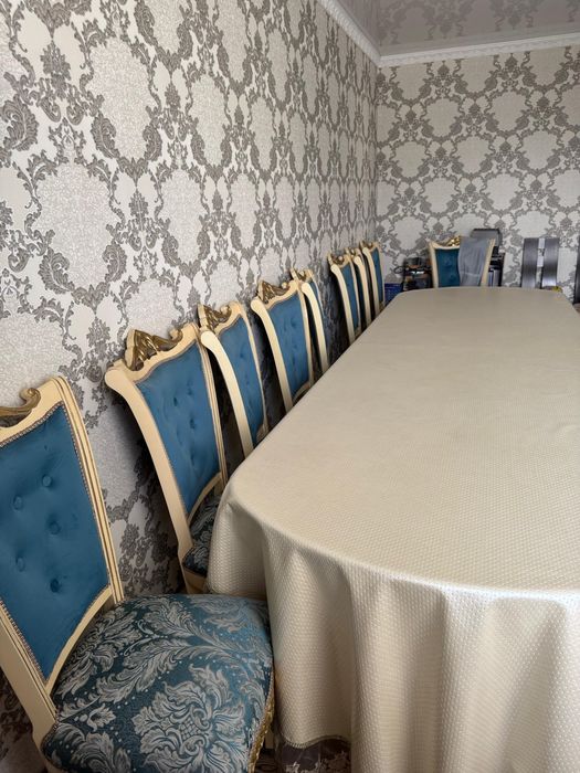 Продаётся гостинный стол со стулями