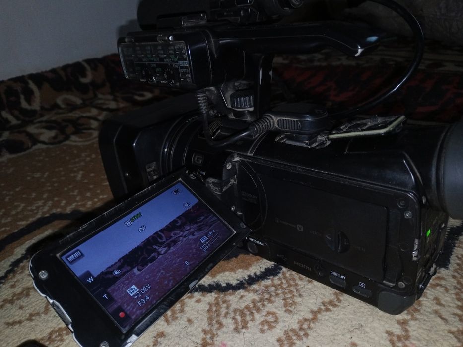 Camera sotiladi 2ta batteryka 1 ta zaryatchik xotira 96gb.Mikrafonibor