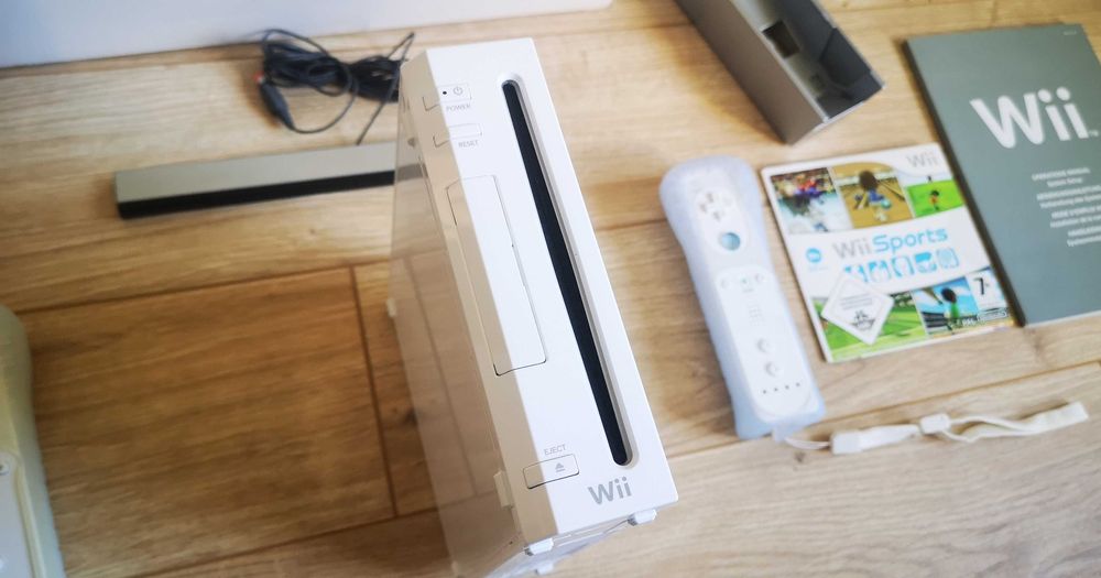 Nintendo Wii пълен комплект с кутия два контролера и игра