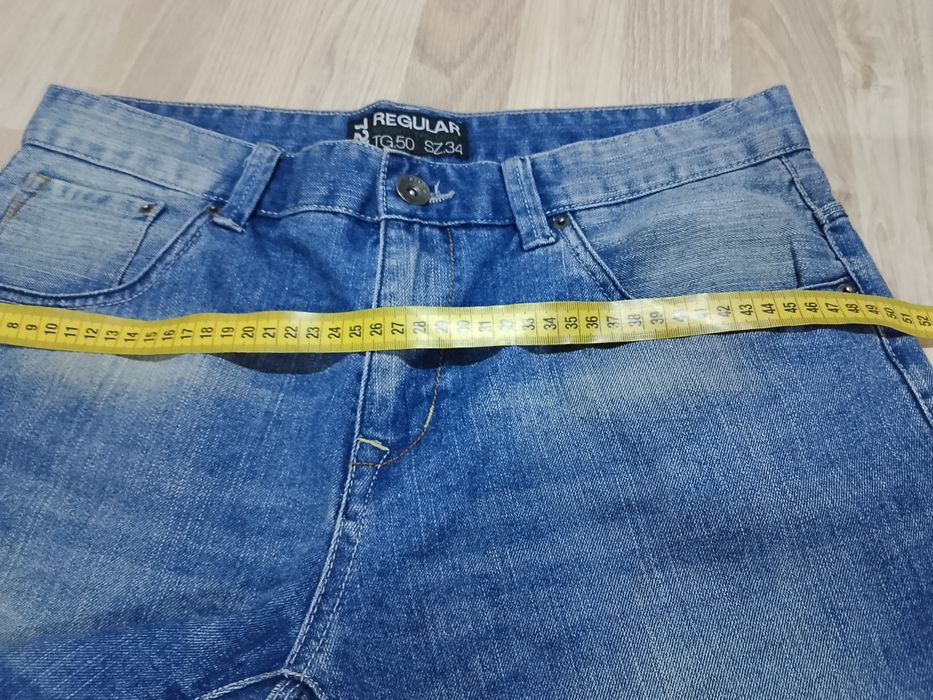 Pantaloni scurți