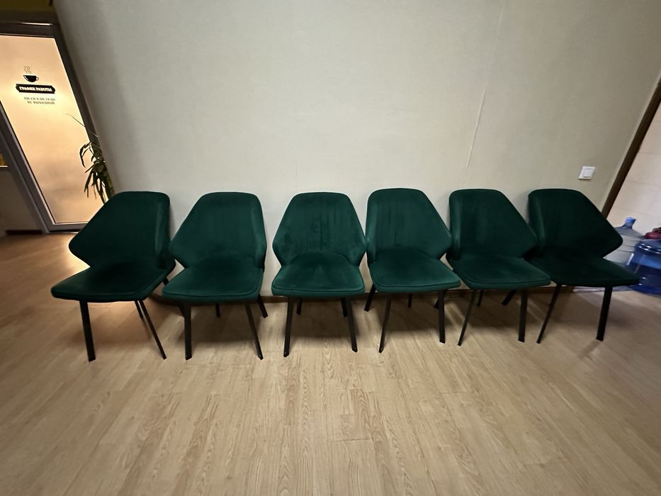 Продаю 6 стульев в хорошем состоянии.