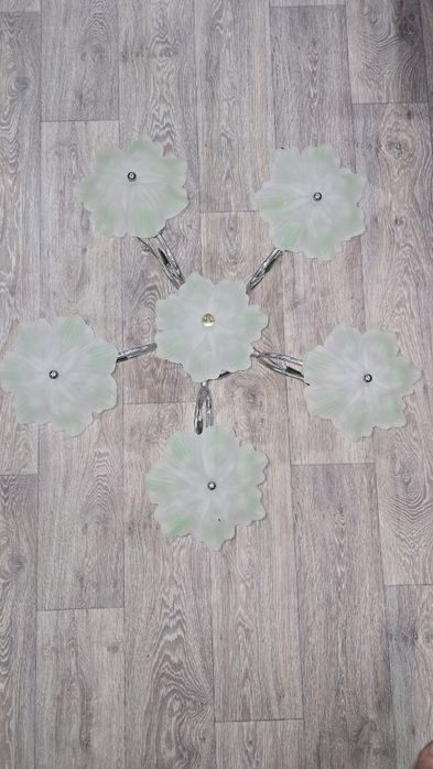 Люстра на шесть лампочек.