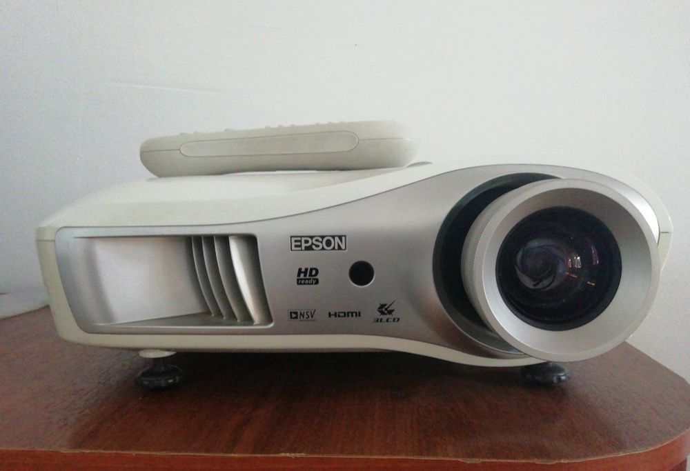 Продается кино проектор Epson EMP-TW700