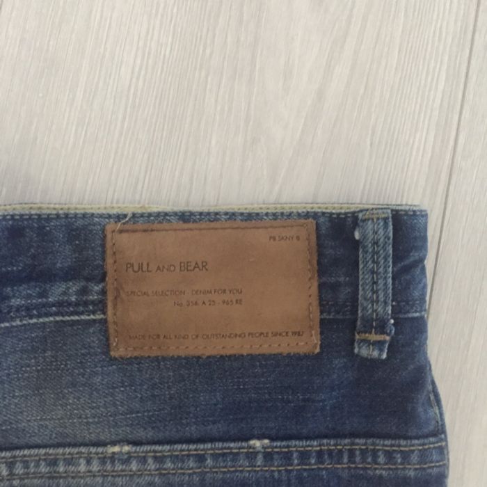 Vând blugi pull and bear