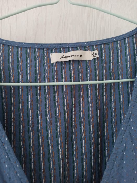 Памучна синя блуза с дискретни цветни детайли