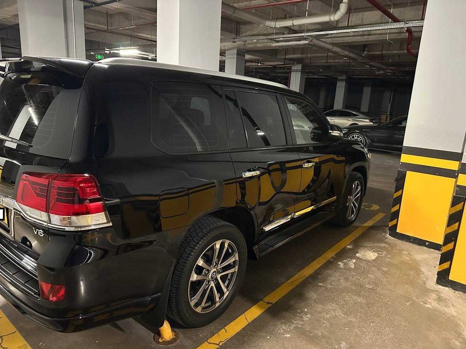 Toyota Landcruiser LC200 GXR V6 2017 года выпуска.