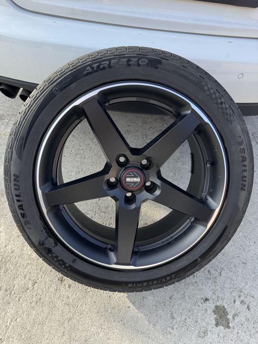 Roti / Jante Momo 5x112 R18 ET 25 concave 8J negre cauciucuri vara 245/45/18 DOT 5123