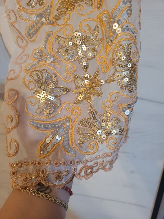 Ie cusuta cu paiete și margele