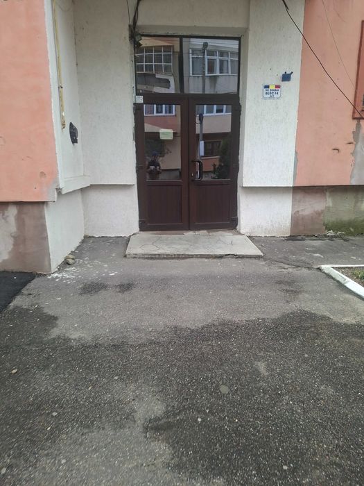 Vand apartament 3 camere, parter, decomandat!!!