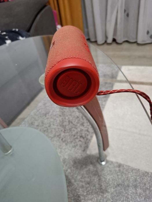 Boxa JBL FLIP5 foarte buna.