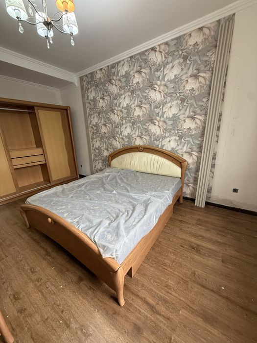 Кровать без матраса, шкаф