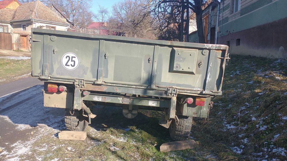 Vând remorca de armata