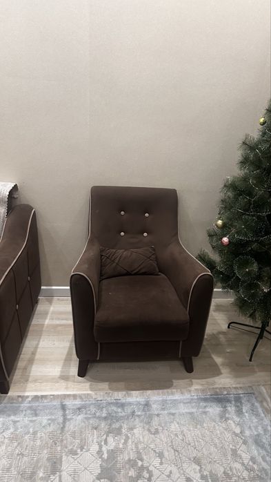 Диван с креслом с подушками