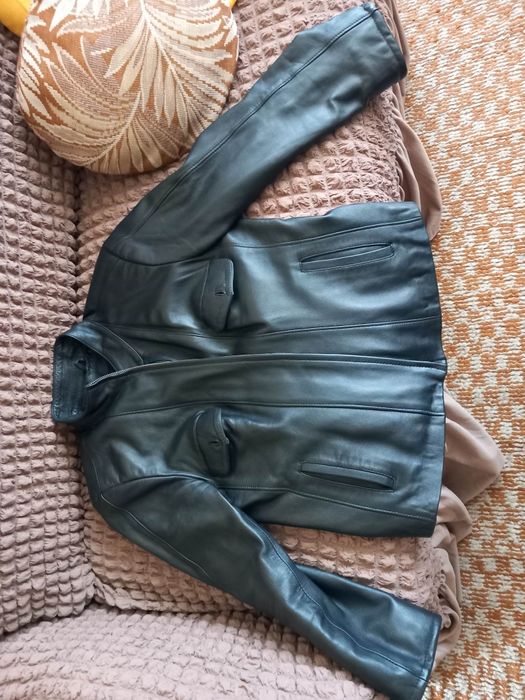 Продавам дамско кожено яке,телешки бокс.Необличано