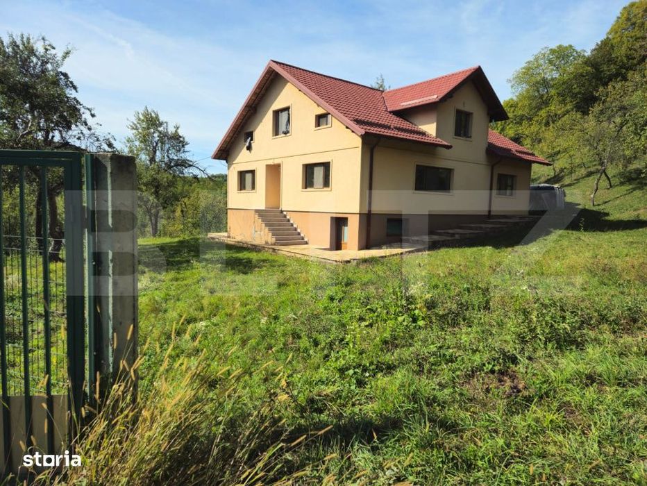 Oportunitate de Investitie in Runcu: Resedinta cu Vedere Panoramica