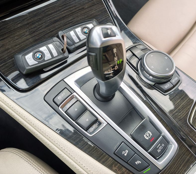 BMW seria 5 F10 Facelift M Paket 190cp 4x4 X-drive Euro6 Germania încălzire moduri navigație automat piele faza lunga automata clima doua zone