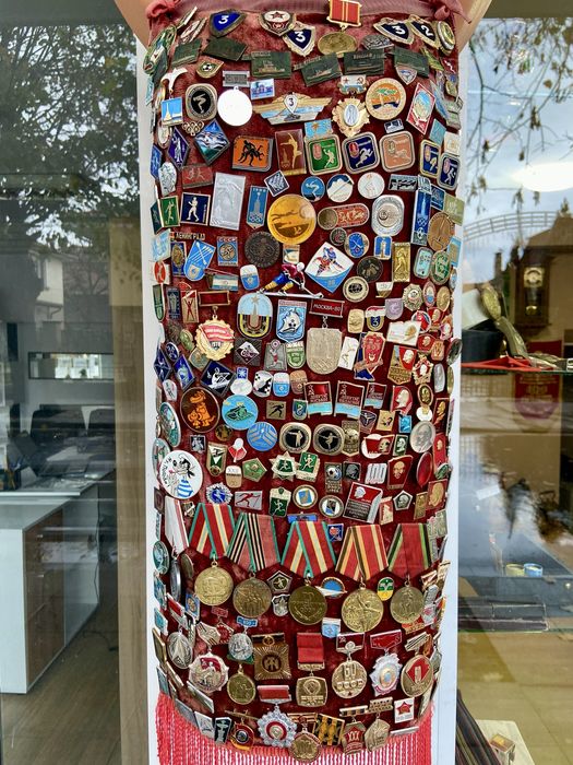 Продавам колекция от медали, значки и паметни знаци