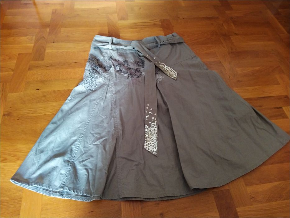 Пола с бродерия и колан с пайети, размер S