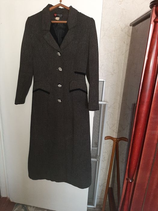 Продам плащ, костюм и мужские джинсы.