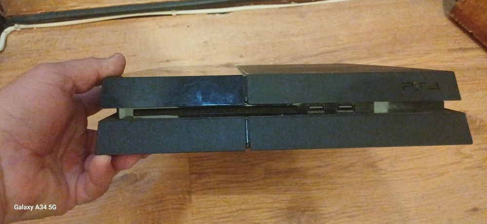 Vând PS 4 - 500 GB + 6 CD uri