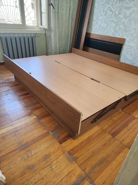 Мебель старая, диван и детали кровати