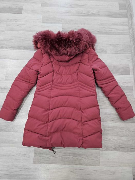Geacă damă de iarnă, roșie, cu glugă și blană – Stare impecabilă