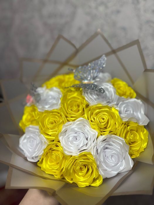 Розы из атласной ленты