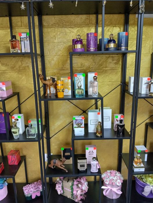 Рафтове  за козметични продукти .