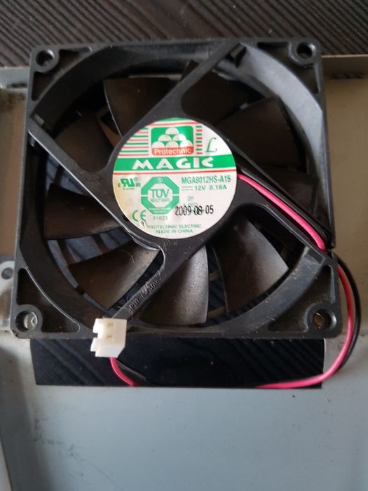 Vand ventilatoare mici sunt 10 cm si 15 cm  conectate cate 5