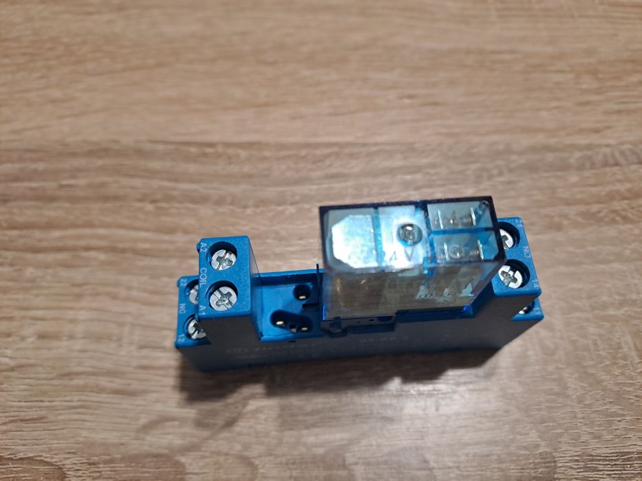 Set 10 bucăți releu Finder la 24VDC cu socluri și accesorii, NOI