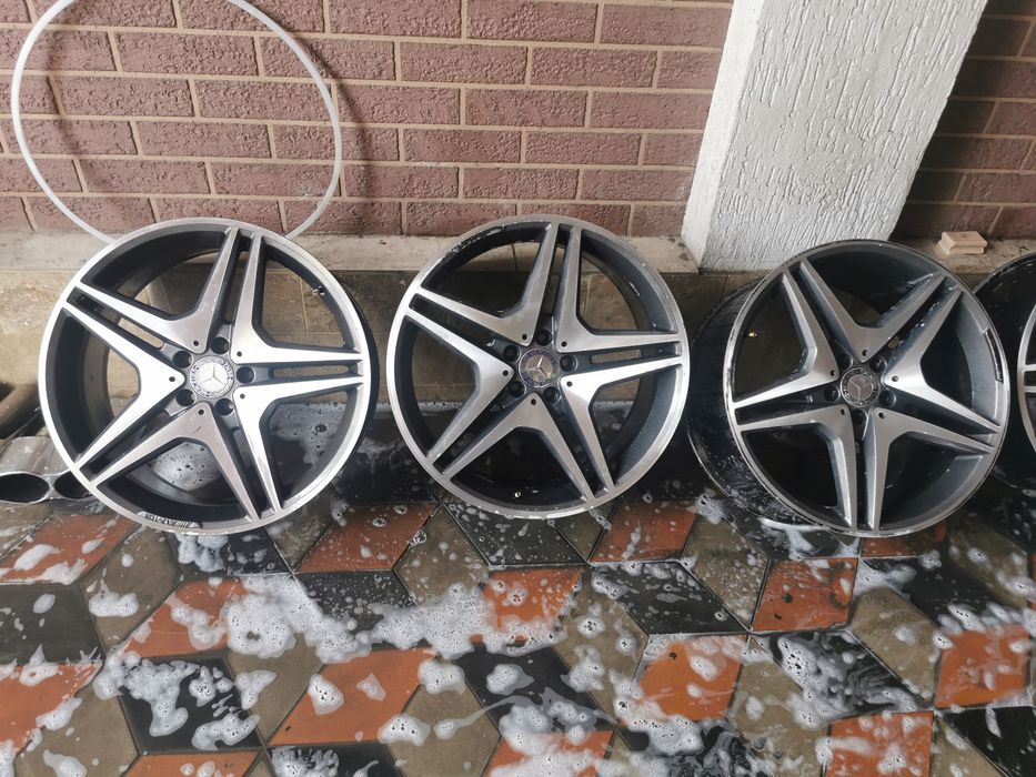 Запчастей на машине машину мерседес