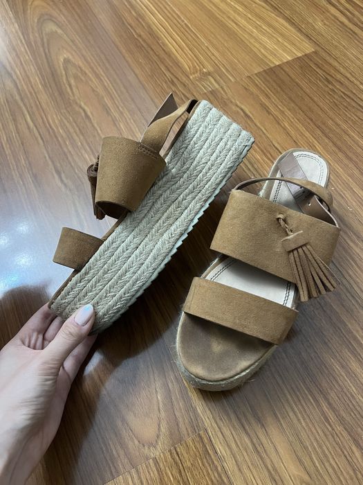 Много разных босоножек 2000тг