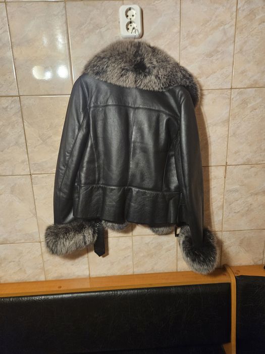 Haina piele cu guler blana vulpe polara.