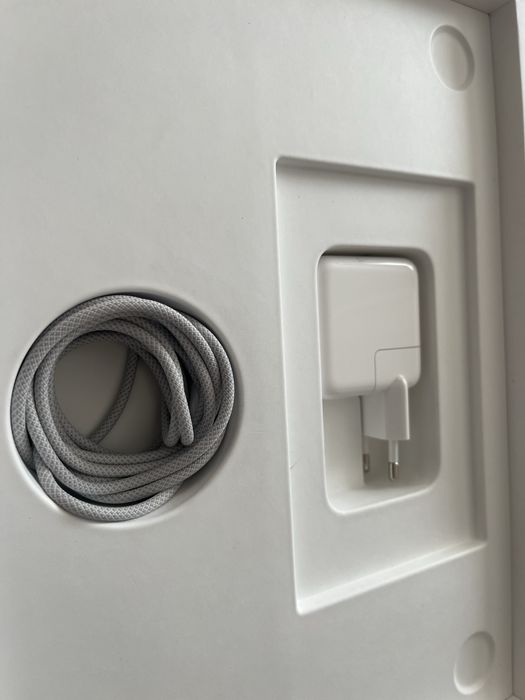 MacBook Air 13” M2 • 8GB / 256GB